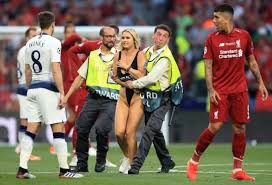 Cbs sports has the latest champions league news, live scores, player stats, standings, fantasy games, and projections. Photos Female Pitch Invader Interrupts Champions League Final Between Liverpool And Tottenham Starr Fm