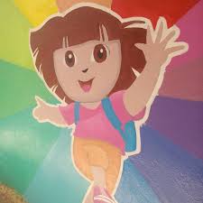 الأطفال يلعبون في ساحة المدرسة