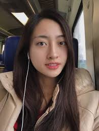 Mặc dù mỗi lần trang điểm và váy áo lộng lẫy, hoa hậu khánh vân đều nhận được rất nhiều lời khen. Ä'á»— Thá»‹ Ha Xá»©ng Danh Hoa Háº­u Máº·t Má»™c Ä'áº¹p Nháº¥t Viá»‡t Nam