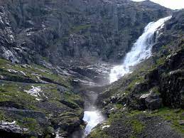 In fact, we would be nuts not to visit the other two waterfalls in addition to this one. Datei Trollstigen Wasserfall Brucke Norwegen Jpg Wikipedia