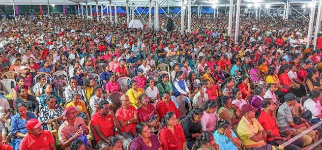 අද (20) වැලිගමදී පැවති 'අපේ ආණ්ඩුව: වසර දෙකයි - රටට සුබයි' මහා රැලියට  එක්වෙමින්... இன்று (20) வெலிகமை நடைபெற்ற 'நமது அரசாங்கம்: ஈராண்டு ஆட்சி ...