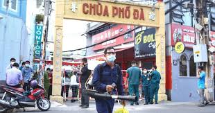 Sở y tế tp.hcm đã ra thông báo khẩn cho người dân về những địa điểm tiếp xúc của bệnh nhân 1347 (nhà tại quận 6, 2 trung tâm anh ngữ, quán cà phê, karaoke.) để tìm kiếm người tiếp xúc, thông báo với ngành y tế để được tư vấn về y tế, xét nghiệm kiểm tra và cách. Pye3kwwzgmmd9m