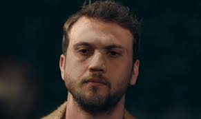 Aras Bulut Iynemli Nin Karizma Hali Bige Onal In Eseri Bulutlar Komedyenler Ayi