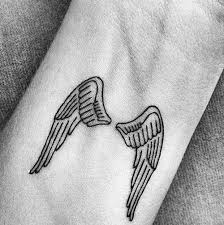 Las Alas Simbolizan La Paz El Amor Y El Vinculo Entre La Tierra Y El Cielo Un Simbolo De Transcendencia Y Liberacion Tattoos Geometric Tattoo Small Tattoos