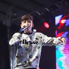 El corte de pelo escalonado es un corte con distintos largos en el contorno del cabello, ideal para melenas medianas o largas, pero también corte escalonado en pelo largo y con ondas. El Menor El Heredero Al Trono Va Por La Liga Urban Roosters