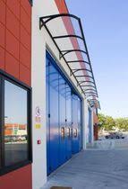 Auvent En Aluminium Pour Portes Et Fenetres Couverture En Verre Auvent Amenagement Exterieur Porte Fenetre
