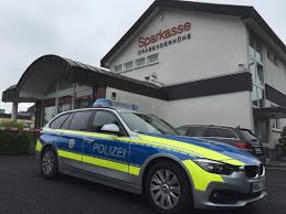Die polizei hat den täter, der eine sparkasse in der heimeranstraße überfallen hatte, bereits geschnappt. Uberfall In Drabenderhohe Polizei Fasst Sparkassenrauber Offenbar Serientater Kolnische Rundschau