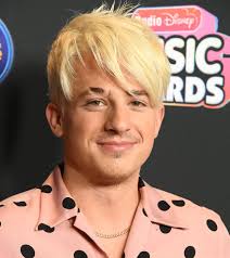 A seconda, poi, della nuance che si vuole ottenere, potranno scegliere se tonalizzare i propri capelli decolorati o lasciarli così come vengono. Colore Capelli Uomo Ossessione Biondo Platino Globelife