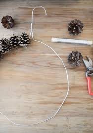 Kranz Binden Mit Zapfen Fur Herbst Weihnachten Mit Draht Und Kleiderbugel Einfach Selbermachen Diy Kiefe Basteln Weihnachten Zapfen Kranz Binden Kranz Ideen