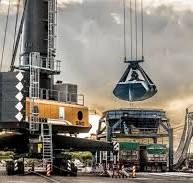 Schüttgutumschlag im Hafen - Liebherr