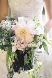 Blumen Im Brautstrauss Und Ihre Bedeutungen Brautstrausse Schleierkraut Hochzeit Und Brautstrauss Weisse Rosen