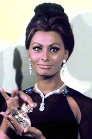 La fotografia cattura un incontro storico tra due giganti della letteratura  russa: Leone Tolstoj e Anton Cechov, in un incontro del 1901 a Crimea.  L'immagine simboleggia il dialogo tra due visioni letterarie