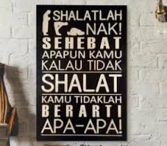 Sebelumnya jika anda seorang muslim saya hanya mengingatkan bahwa hukum sholat adalah wajib 5 waktu sehari semalam. 7 Hiasan Dinding Terbaik Tulisan Pesan Islami Bermakna Bestlist