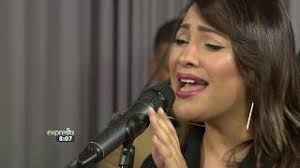 Sasha-Lee Davids Performs “Free Falling”