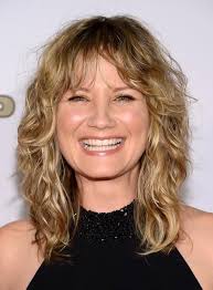 Listen, it's def understandable—who doesn't get into a style rut every once in a while?—but, tbh, you have sooo many options when it comes to styling short hair. Jennifer Nettles Medium Length Curly Hair With Bangs Medium Hair Styles Medium Length Hair Styles Medium Length Curly Hair