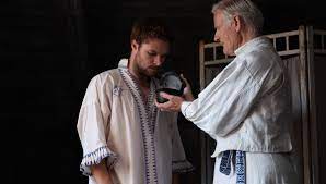 A couple travel to sweden to visit their friend's rural hometown for its fabled midsummer festival, but what begins as an idyllic retreat quickly. Jack Reynor On The Making Of Midsommar S Gnarliest Death Scene