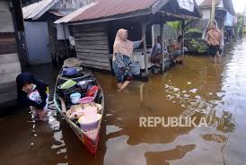 .peta dan profil kawasan banjir setiap dta, model banjir setiap dta, matriks kebutuhan menanggapi kerangka rencana aksi yang disusun oleh pemerintah provinsi kalsel tersebut, klhk. 477 Korban Banjir Banjarmasin Mengungsi Di Terminal Republika Online