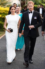 Fashion Looks Der Style Von Meghan Markle Estilo Weisses Kleid Givenchy Und Prinz Harry