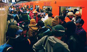 En la zona, que se llenó de forma inmediata de ambulancias, rescatistas y gente. Metro De Cdmx Graban Pelea En Vagon Lleno De Gente Uno Tv