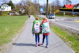 Der lehrer ließ den jungen nach hause gehen. Zwei Schulmadchen Nach Hause Gehen Menschen Frauen Madchen Lizenzfreie Fotos Bilder Und Stock Fotografie Image 60094961