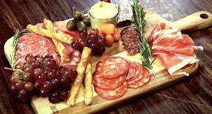 Zu weihnachten oder zu silvester ist eine käseplatte ein begehrtes thema. Foodstyling Wood Board Snackbretter Mit Kase Wurst Und Obst Koch Mit