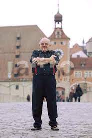 Viele, die umziehen, wollen sich damit auch ein stück heimat mitnehmen. Ludwig Hofmaier Fanpage 2 Lucki Hofmaier Side Fact Wusstet Ihr Dass Ludwig Bei Seinem Weltrekord Taglich Rund 28 Kilometer Auf Den Handen Zuruckgelegt Hat Wahnsinns Leistung Facebook