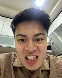 为什么你profile放这样多你的自拍照🤳” “因为这是我profile，要不然放你profile?”