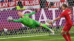A fan shone a laser pen at denmark goalkeeper kasper schmeichel as he prepared to face harry kane's penalty. Nfiudalxv4dh8m