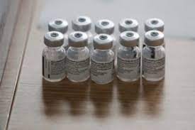 Η pfizer, η οποία ρωτήθηκε από το reuters σχετικά με την επανεξέταση, δήλωσε ότι βρίσκεται σε επαφή με το υπουργείο υγείας του ισραήλ για να επανεξετάσει τα δεδομένα σχετικά με το εμβόλιο. Pi8anh Syndesh Toy Embolioy Ths Pfizer Me Peristatika Myokarditidas Ta Ygeia Eidhseis