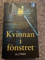 De kontakter hon har är mestadels via nätet och ett forum för andra i samma situation. Kvinnan I Fonstret Finn A J Bokborsen