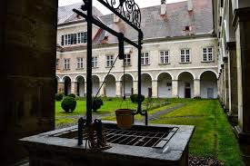 Drei Kloster In Osterreich Travelworldonline Traveller Osterreich Kreuzgang Kloster
