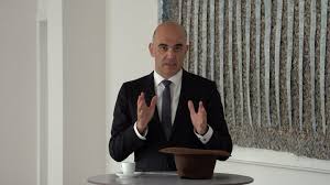 Ob eine impfung für teenager überhaupt sinnvoll ist, wird in deutschland. Bundesrat Alain Berset Im Hut Interview Zur Altersvorsorge 2020 Watson