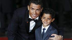 Cristiano ronaldo dos santos aveiro. Ø¨Ø§Ù„ÙÙŠØ¯ÙŠÙˆ ÙƒØ±ÙŠØ³ØªÙŠØ§Ù†Ùˆ Ø±ÙˆÙ†Ø§Ù„Ø¯Ùˆ ÙŠØ­Ø§Ø±Ø¨ ÙÙŠØ±ÙˆØ³ ÙƒÙˆØ±ÙˆÙ†Ø§ Ù…Ø¹ Ø£ÙˆÙ„Ø§Ø¯Ù‡ Ø±ÙŠØ§Ø¶Ø© Ø¹Ø±Ø¨ÙŠØ© ÙˆØ¯ÙˆÙ„ÙŠØ© Ø§Ù„Ø¥Ù…Ø§Ø±Ø§Øª Ø§Ù„ÙŠÙˆÙ…