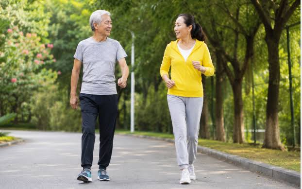 15 phút đi bộ sau bữa tối mang lại lợi ích gì cho sức khỏe?