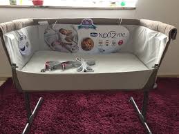 Die atmungsaktive matratze, sowie die beiden netzfenster garantieren eine gute luftzirkulation und vermeiden so einen gefährlichen wärmestau. Chicco Beistellbett Next2me Dove Grey 8211 Testbericht Von Ulrike Babymarkt De