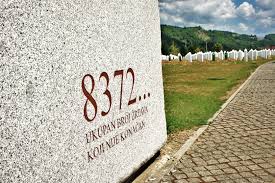Das massaker im jahr 1995 in srebrenica, einer stadt im heutigen bosnien und herzegowina, war eine der schlimmsten folgen der blutigen kriege, die während der auflösung jugoslawiens stattfanden. Das Massaker Von Srebrenica Gedankenkarawane