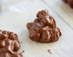 La Recette Super Facile De Bouchees D Arachides Au Chocolat Recipe Peanut Clusters Easy Candy Recipes Chocolate Recipes