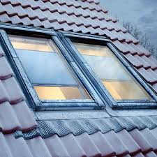 Mit velux erhalten sie für jeden raum und jeden bedarf eine individuell. Sonnenschutz Furs Dachfenster Im Winter Gleich Warmeschutz Energie Fachberater