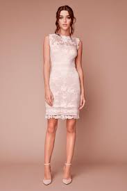 La ceremonia de boda civil puede ser emotiva de muchas maneras pero el momento del beso y la salida son los más esperados para los invitados sea primero de todo, felicidades por tu enlace y me alegro que seas una bambina! Vestidos De Novia Para Boda Civil 2019