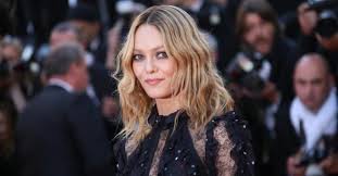 Veritable Icone En Matiere De Mode Et De Beaute Et Digne Representante Du Chic A La Francaise Vanessa Paradis S Est Confiee A Vogue En Decembre Dernier Et A Li Secrets De