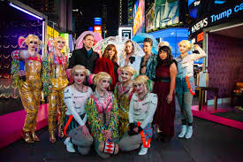 После расставания с джокером, харли квинн (марго робби) объединяется с другими супергероинями черной канарейкой, охотницей (мэри элизабет уинстед) и рене монтойей. 5 Reasons We Love Birds Of Prey Cast Celebration Villain Media