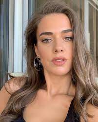 İki güzel ve genç oyuncu kardeş. Kaza Geciren Bensu Soral Dan Haber Var Magazin Haberleri Magazin Haberleri