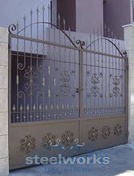 Los portones levadizos de hierro son una opción bastante utilizada, ya que estos no necesitan espacio a los lados para abrir o cerrar modelos de portones para casas con garaje. Portones Steelworkshonduras