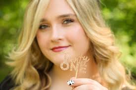 How should a new photographer price their services and conduct mini  sessions?