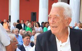 Ο αριστείδης καλαντζάκος γεννήθηκε στις 10 απριλίου 1928 στην κυπαρισσία και υπηρέτησε ως βουλευτής (από το 1958 ως το 1967 και από το 1974 ως το 1996) και υπουργός. Pe8ane O Prwhn Ypoyrgos Toy Pasok Giannhs Kapshs To Paron