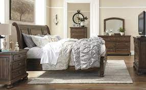 Update your home with the flynnter medium brown 7 piece king sleigh storage bed bedroom set from signature design by ashley. Flynnter 4pc Sleigh Storage Bedroom Set In Medium Brown