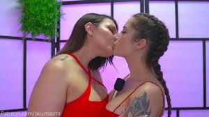 Akuma ASMR y Nayatomica besandose