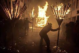 On the sunday night after ash wednesday, the night before the morgestraich in basel city, a procession begins of people carrying burning bundles of pinewood chips (called chienbäse, the alemannic german for pinewood besom) through the medieval town center along the rathausstrasse, entering through the city. Fasnacht Chienbase Umzug Im Schweizer Liestal Badische Zeitung Ticket