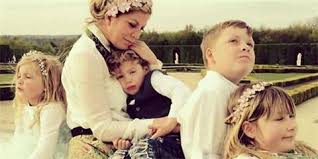 Zdánlivě nesourodý mix témat nabídla novinka pražského švandova divadla ať vejde ten pravý, která se stala jednou z prvních premiér vítajících po osmi měsících opravdové diváky. Herci Patrik Dergel A Marketa Frosslova Dali Svemu Synovi Krasne Jmeno Maminka Cz