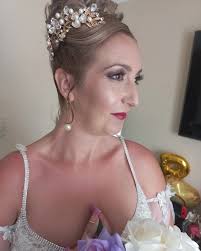 Una novia elegante, y enamorada...que bonita combinación 💓, el servicio  también fué hecho para su señora madre hermana y peinado de la hijita, por  cierto muy guapa! Maquillaje y peinados para invitadas